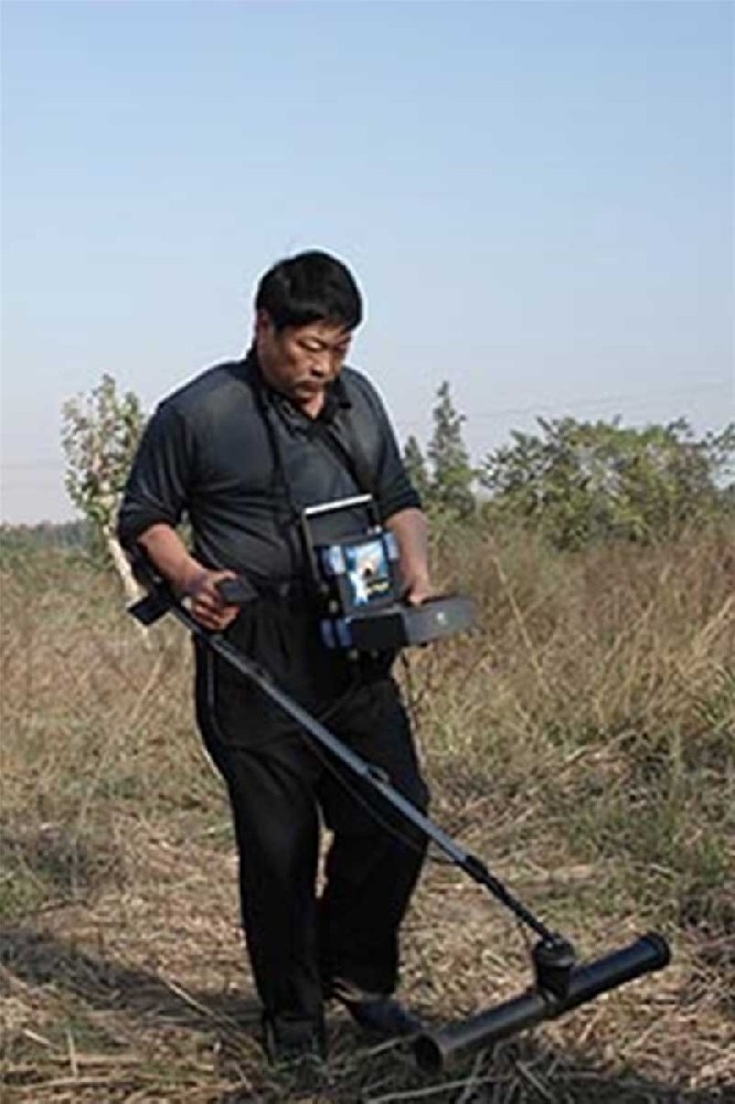 2010年公司技術人員在湖北隨洲一客戶田地進行勘探培訓